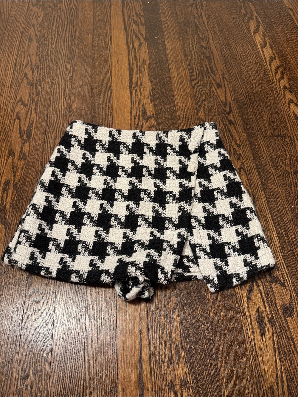 Miou Muse Black & White Houndstooth Tweed Skort